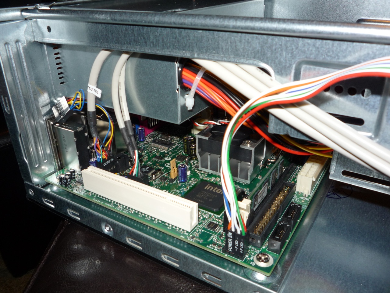 The motherboard's single PCI slot and memory module